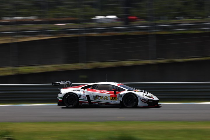 公式練習: 小暮卓史／元嶋佑弥組（JLOCランボルギーニGT3）