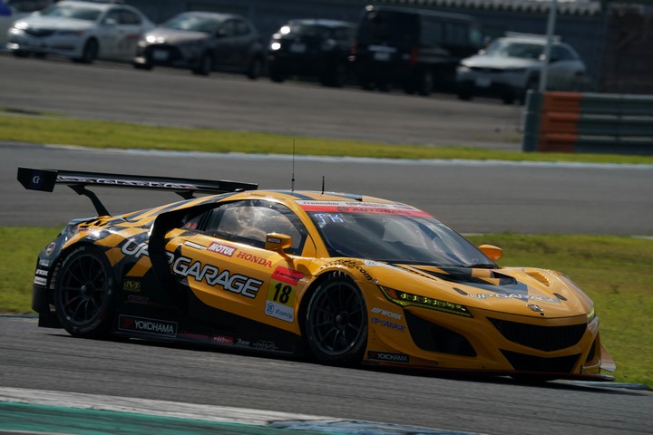 ノックアウトQ2: 小林崇志／名取鉄平組（UPGARAGE NSX GT3）