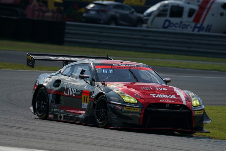 ノックアウトQ2: 平中克幸／安田裕信組（GAINER TANAX GT-R）