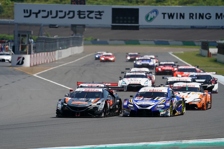 決勝レース: GT500クラスのスタートシーン