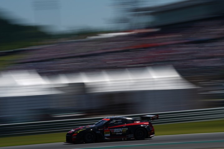 決勝レース: 青木孝行／内田優大組（RUNUP RIVAUX GT-R）