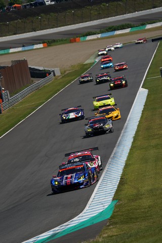 決勝レース: 5コーナーに侵入するGT500クラスのトップグループ