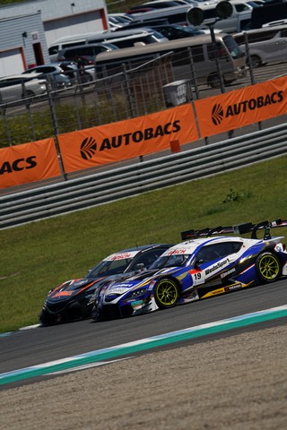 決勝レース: STANLEY NSX-GT（奥） vs WedsSport ADVAN GR Supra（手前）