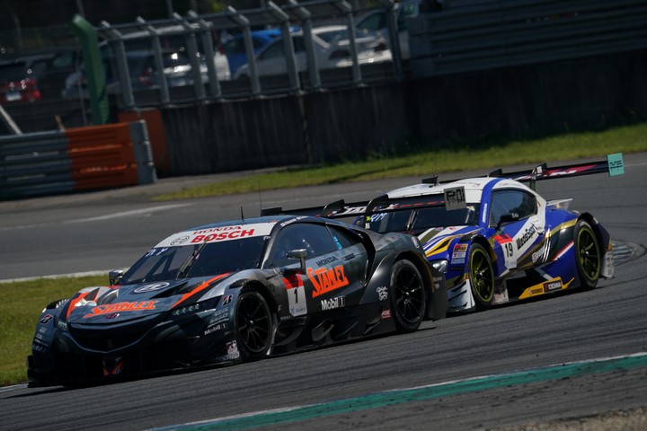 決勝レース: STANLEY NSX-GT vs WedsSport ADVAN GR Supra