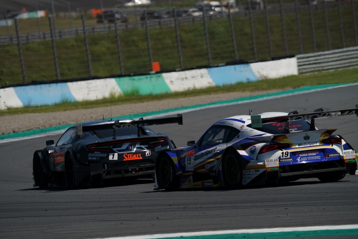 決勝レース: STANLEY NSX-GT vs WedsSport ADVAN GR Supra