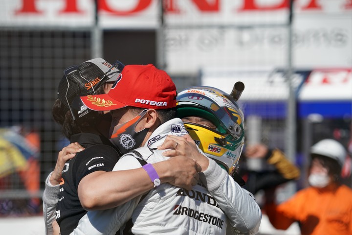 決勝レース: GT500クラスで優勝した山本尚貴／牧野任祐組（TEAM KUNIMITSU）