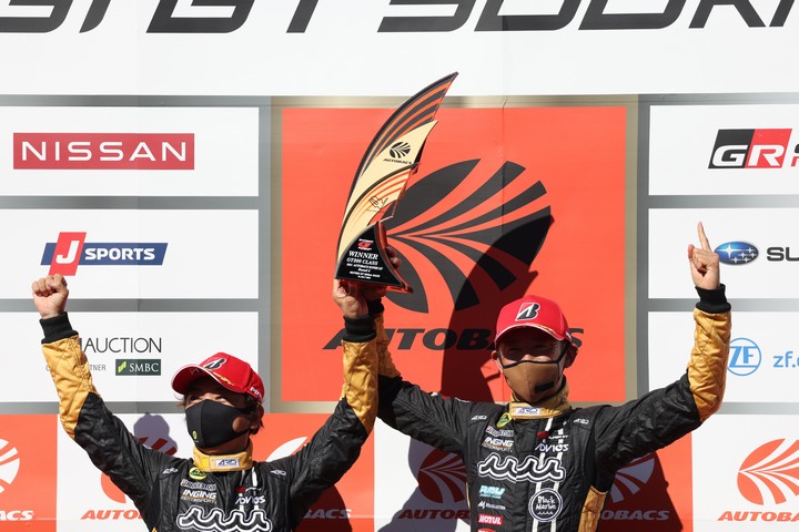 表彰式: GT300クラスで優勝した加藤寛規／阪口良平組（muta Racing INGING）