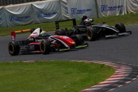 河野靖喜(手前)と高橋響太(奥)のトップ争い