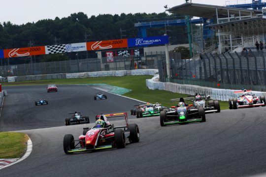 記念すべき開幕戦のスタートが切られた