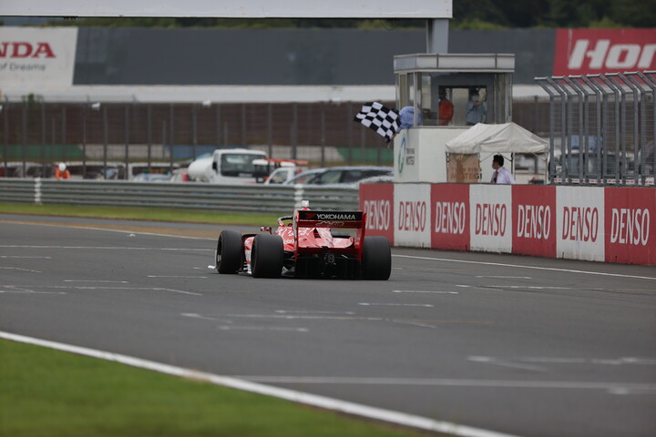 トップでゴールする野尻智紀（TEAM MUGEN）