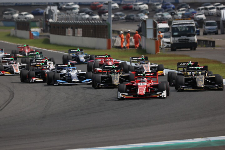 35周のレースがスタートした