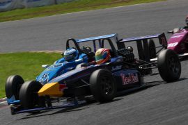 秋山健也(後方)と下村剛司(手前)の争い