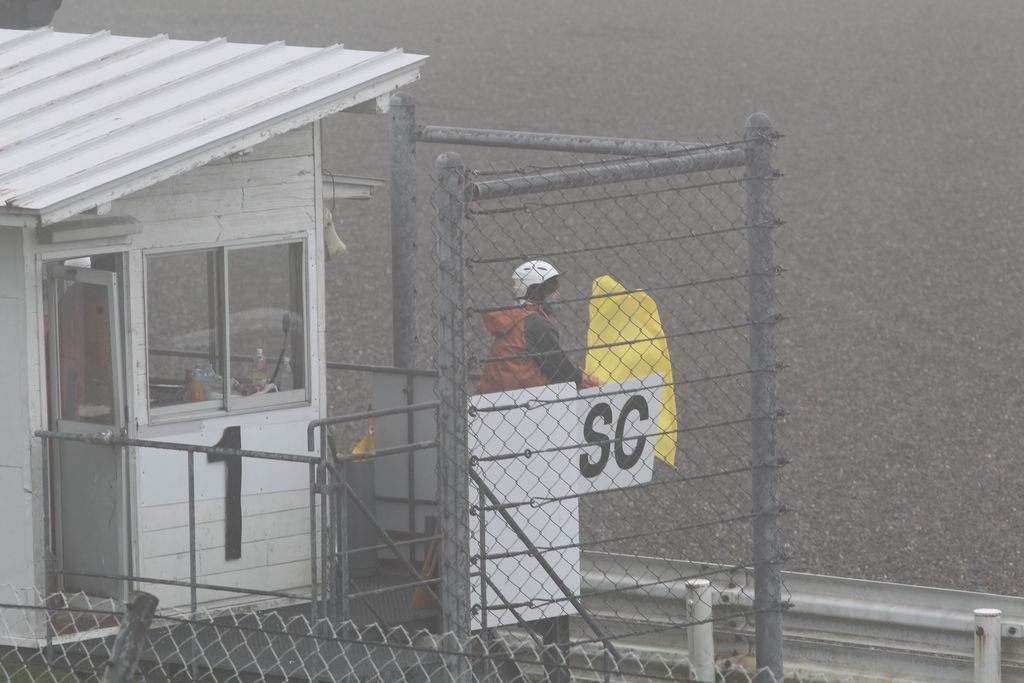 濃霧のためセーフティーカーが導入される