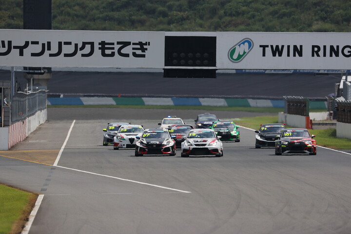 20分+1周の決勝レースがスタートした