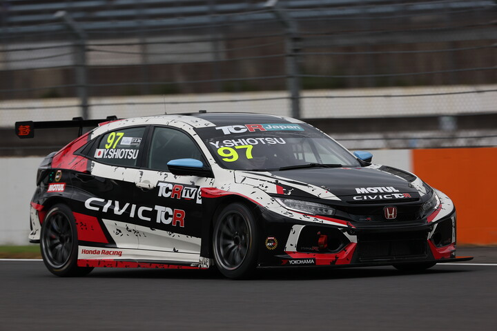 ポールポジションは塩津佑介（DOME RACING）