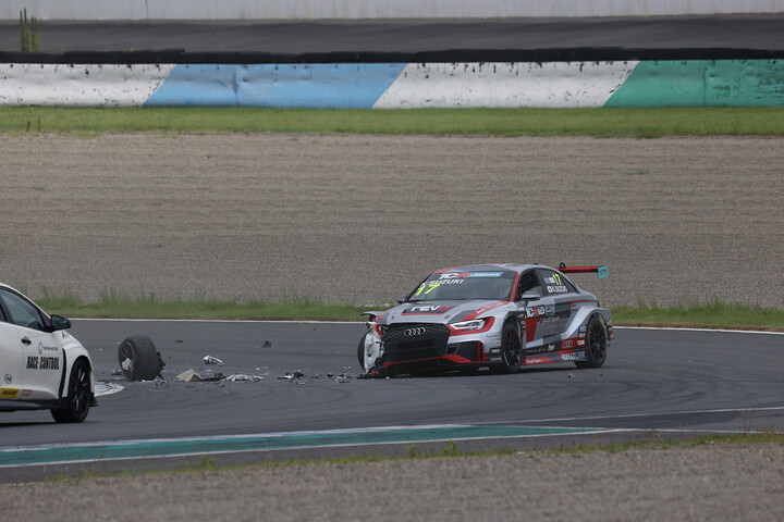 クラッシュして大破した鈴木建自のマシン