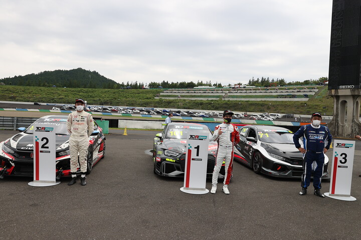 パルクフェルメに並べられた上位3台とそのドライバーたち