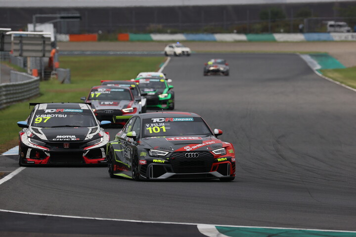 スタート直後の3コーナーにさしかかる上位陣