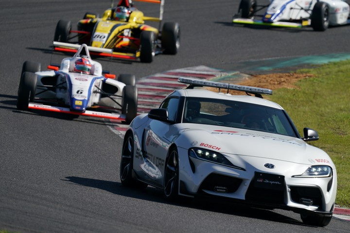 レースは途中セーフティーカーが導入された