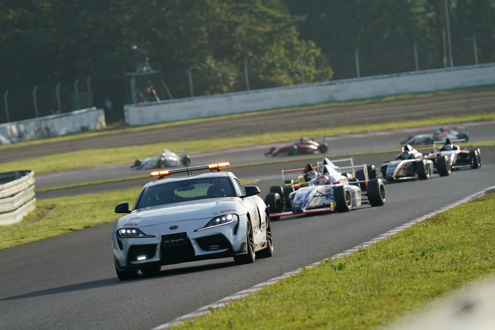 レースは途中セーフティーカーが導入された