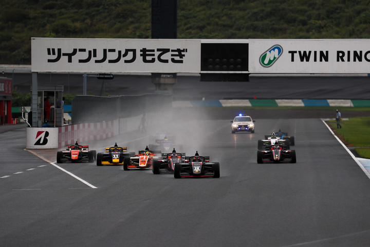 ウエット路面で決勝はスタートした