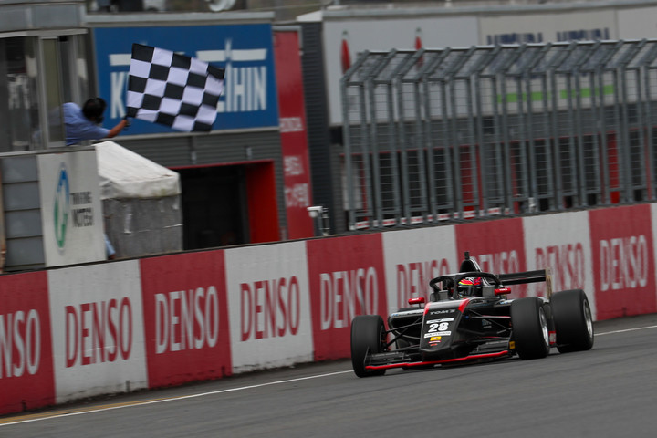 トップでゴールする古谷悠河（TOM'S YOUTH）