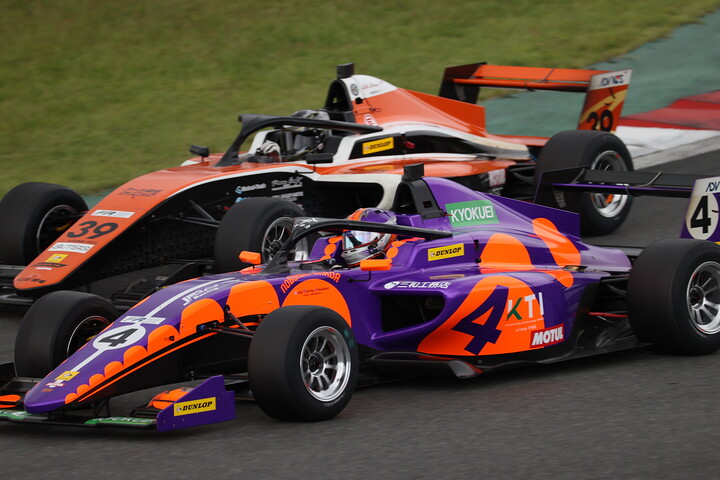 田中優暉（ASCLAYIndサクセスES）と今田信宏（JMS RACING with B-MAX）の争い