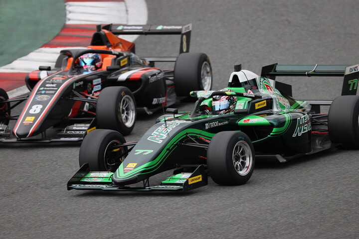 1コーナーで三浦愛（ARTA F111/3）をパスする澤龍之介（D'station F111/3）