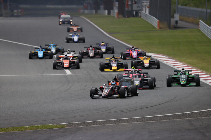 15周の決勝がスタートした