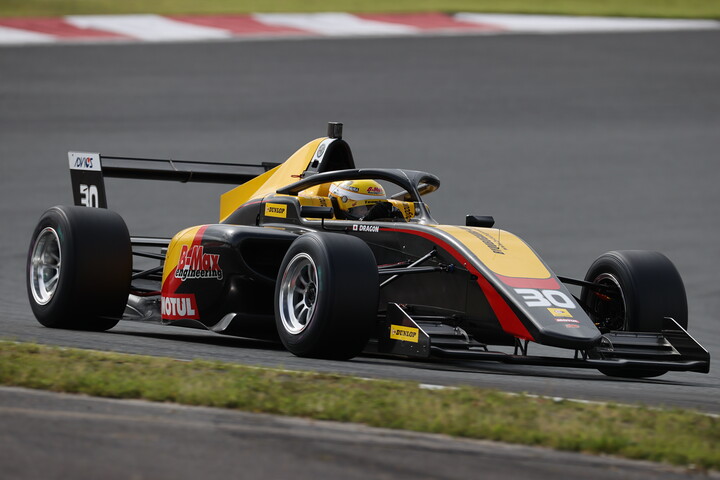 第7戦マスタークラス予選3位、第9戦同クラス予選2位のDRAGON（B-­MAX ENGINEERING FRJ）