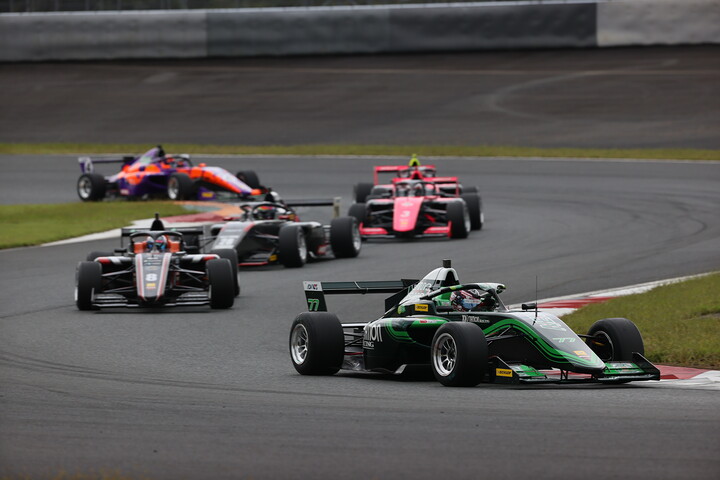 スタート直後のダンロップコーナー