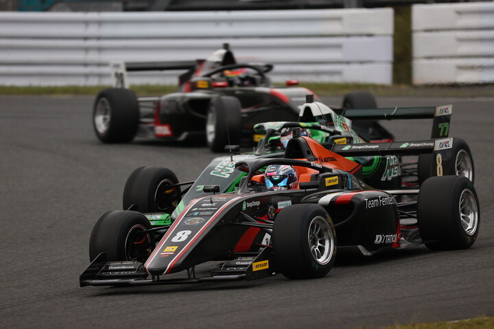 1コーナーで三浦愛をパスする澤龍之介