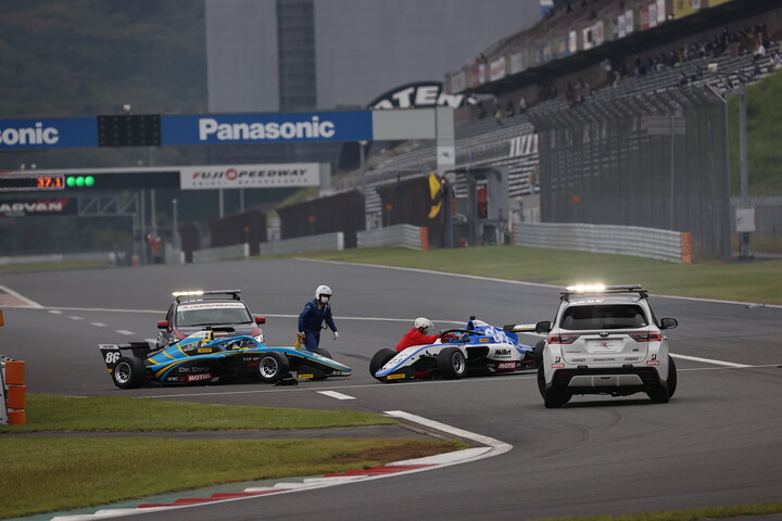 レースはスタート直後のアクシデントでセーフティーが導入された