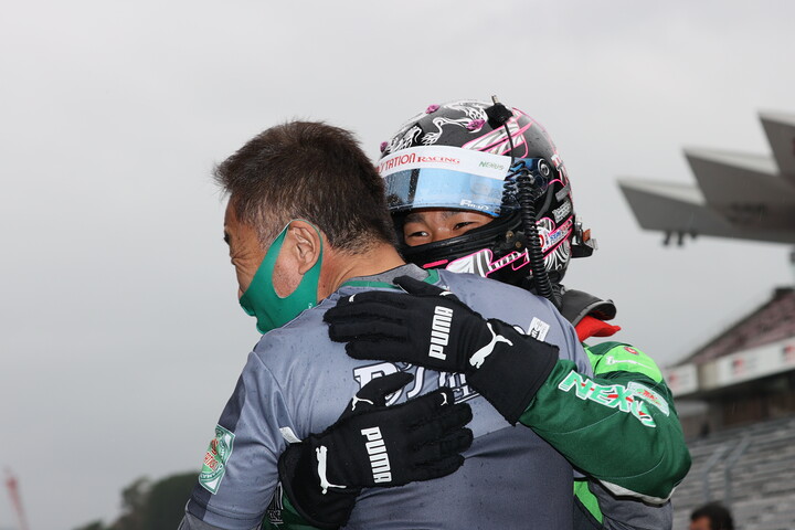 優勝した澤龍之介と抱き合うチームオーナーの星野敏