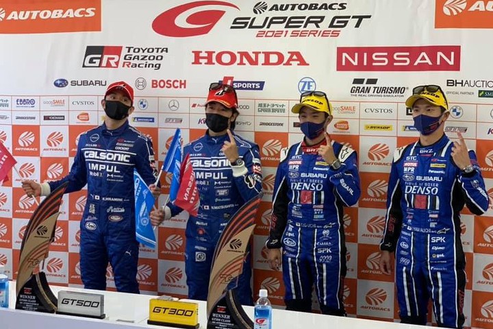 決勝記者会見: 優勝した両クラスのドライバーたち