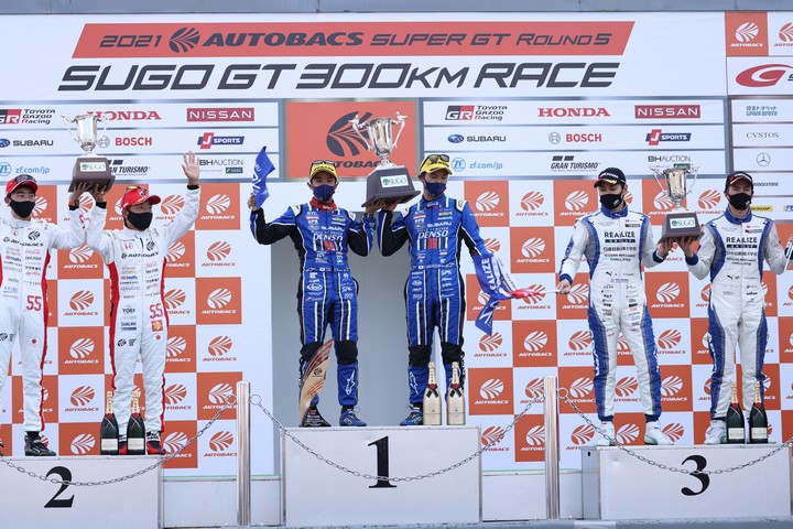 GT300クラスの表彰式