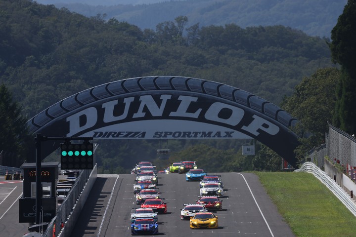 GT300クラスのスタートシーン