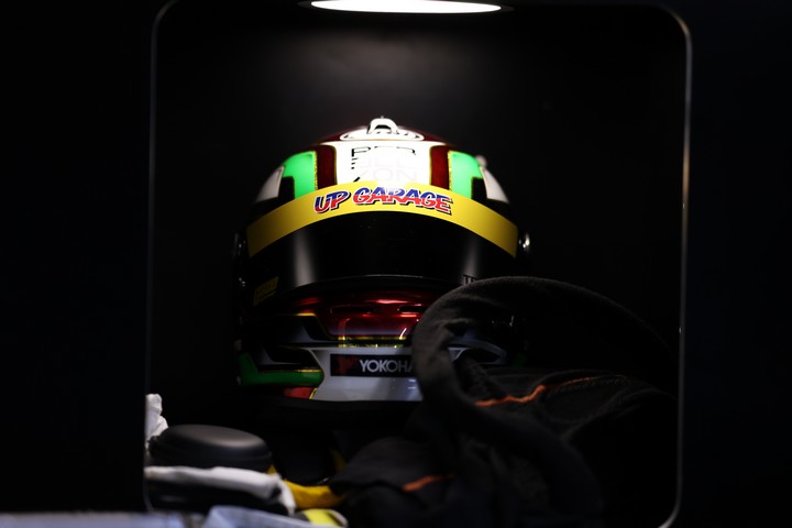 公式練習: 小林崇志のヘルメット（TEAM UPGARAGE）