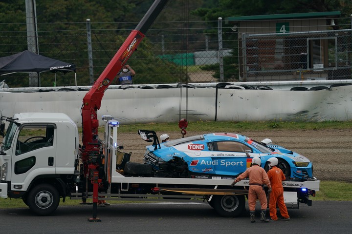 公式練習: 回収されるTeam LeMans Audi R8 LMS（Team LeMans w/MOTOYAMA Racing）