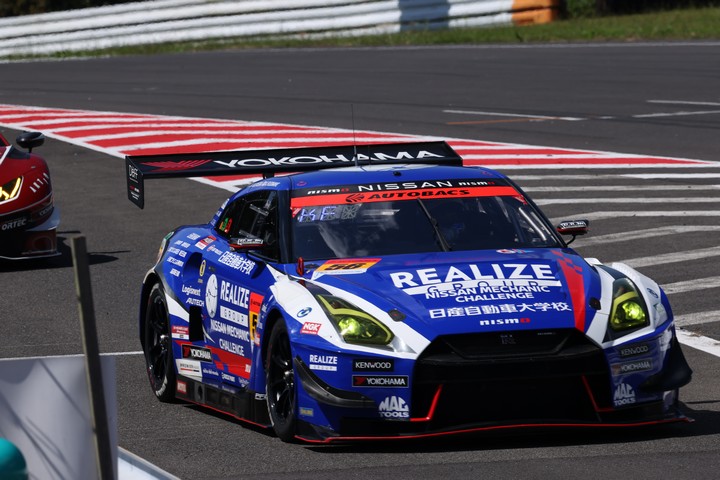 ウォームアップ: 藤波清斗／ジョアオ・パオロ・デ・オリベイラ組（リアライズ 日産自動車大学校GT-R）
