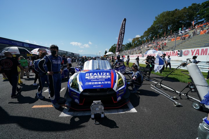 スタート進行: リアライズ 日産自動車大学校GT-R（KONDO RACING）