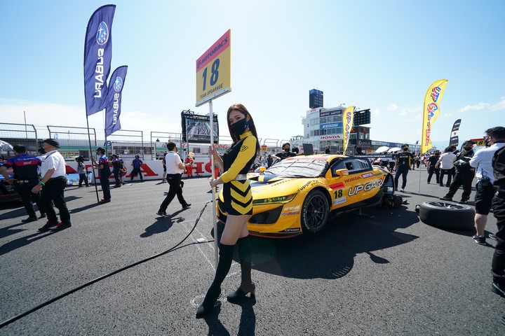 スタート進行: UPGARAGE NSX GT3（TEAM UPGARAGE）