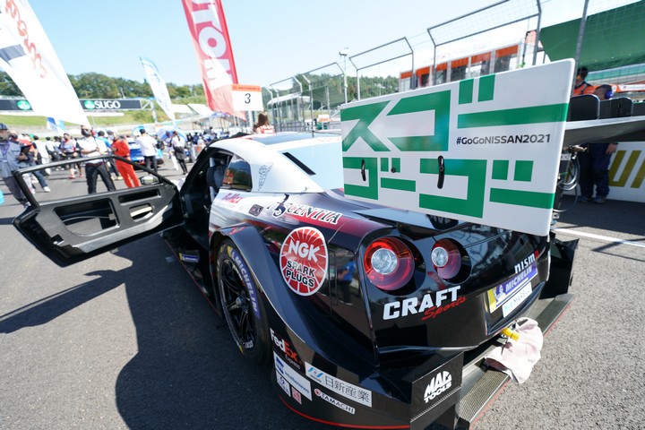 スタート進行: CRAFTSPORTS MOTUL GT-R（NDDP RACING with B-MAX）
