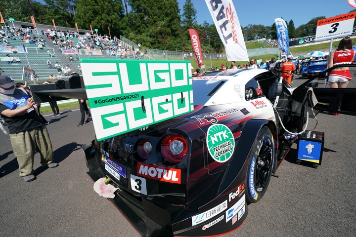 スタート進行: CRAFTSPORTS MOTUL GT-R（NDDP RACING with B-MAX）