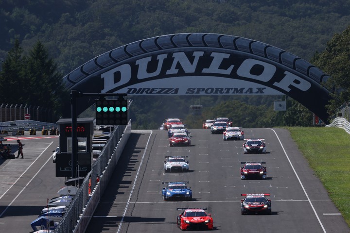決勝レース: GT500クラスのスタートシーン