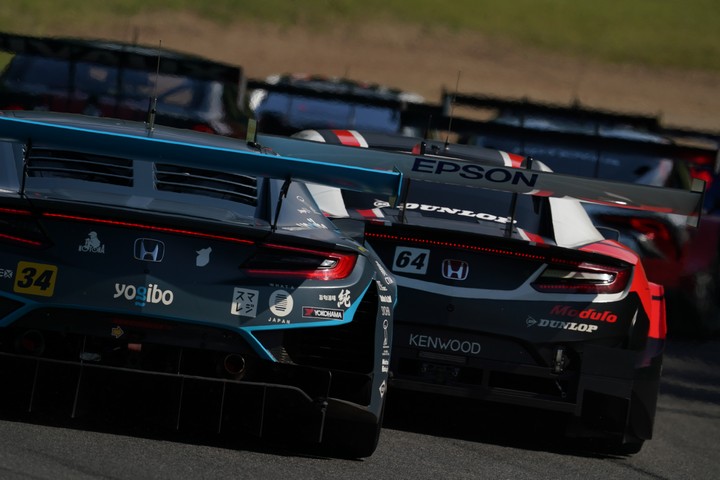 決勝レース: 道上龍／密山祥吾組（Yogibo NSX GT3）と伊沢拓也／大津弘樹組（Modulo NSX-GT）