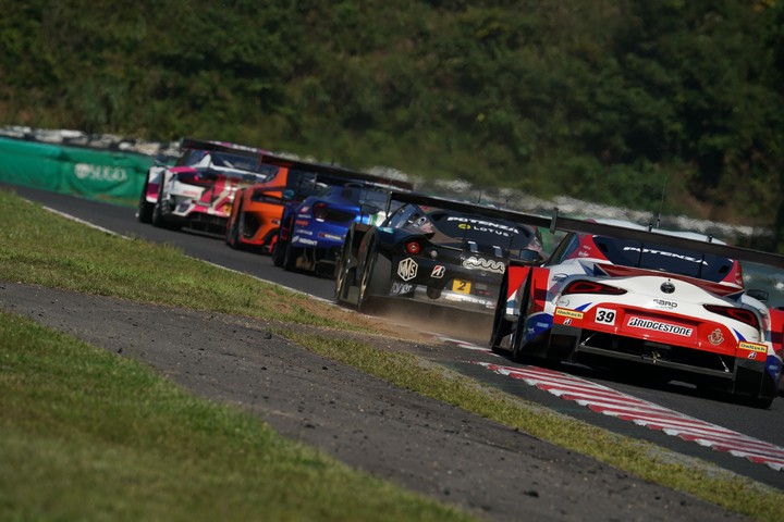 決勝レース: ハイポイントコーナーに向かって駆け上がるGTマシン