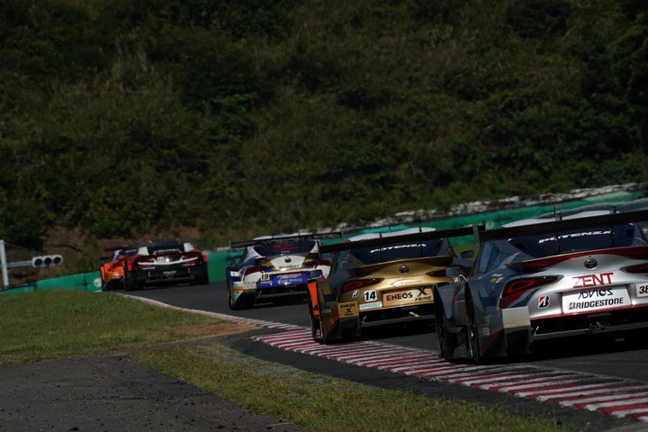 決勝レース: ハイポイントコーナーに向かって駆け上がるGTマシン