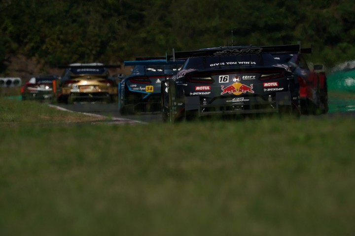 決勝レース: ハイポイントコーナーに向かって駆け上がるGTマシン