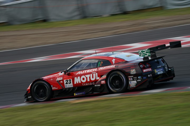 決勝レース: 松田次生／ロニー・クインタレッリ組（MOTUL AUTECH GT-R）